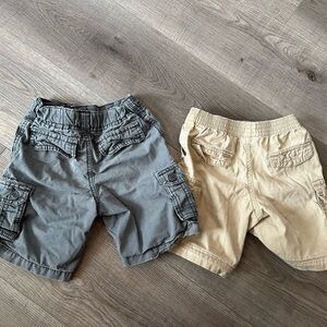 3/20$ Set of 2 baby/toddler beige & grey cargo shorts size 2T